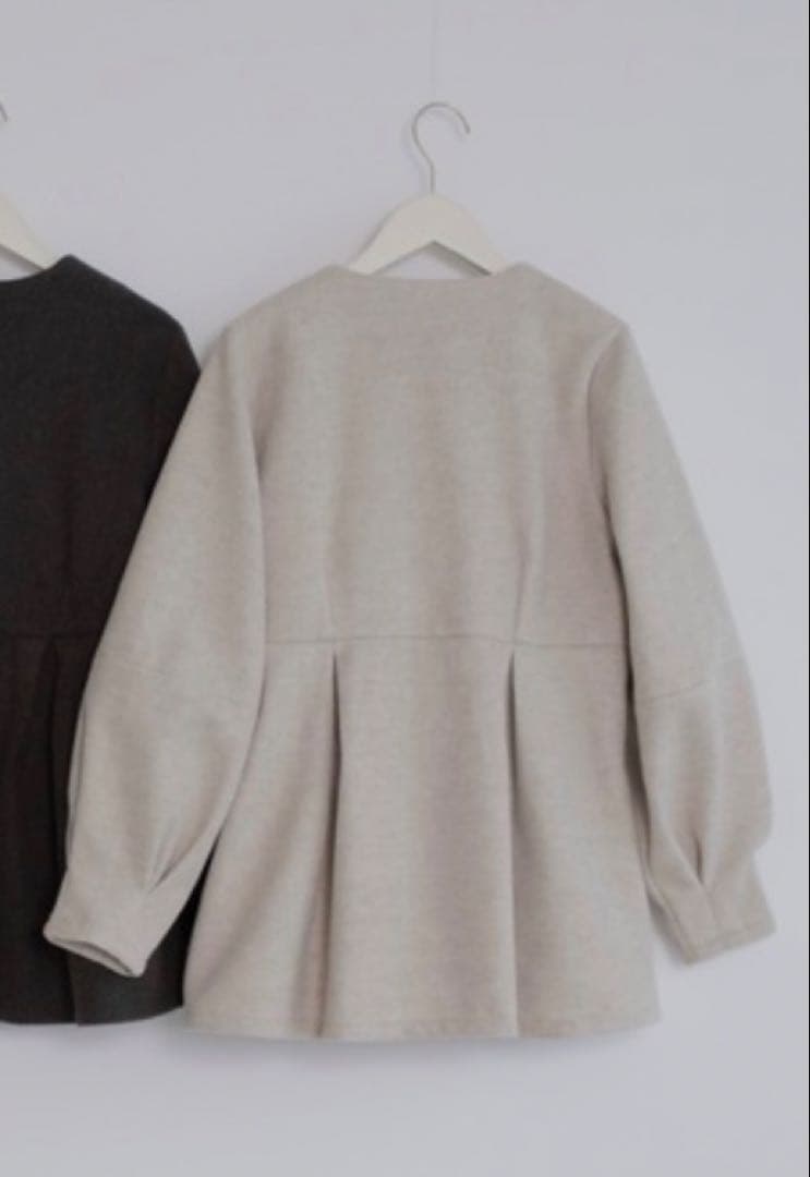 jumelle メルトンへプラムトップ　ノーカラージャケット ベージュ