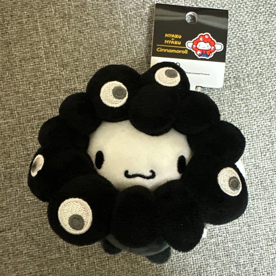 大阪　万博　ミャクミャク　サンリオ　黒　カラビナ　シナモロール　シナモン