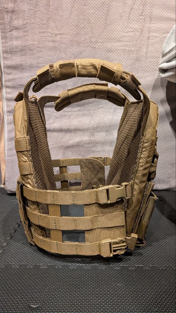 ウォーリアアサルトシステム プレートキャリア（3連マグポーチ付き）
