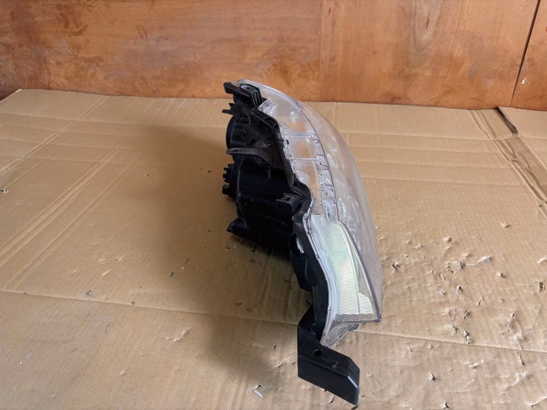 トヨタ　カローラフィールダー KOITO 12-595 左　ヘッドライト