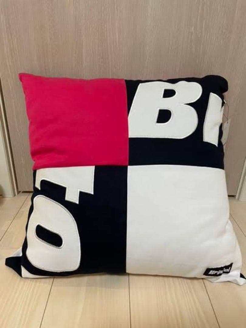 ブリストル　クッション　大きい　ビック　ピンク　ロゴ　Bristol FCRB