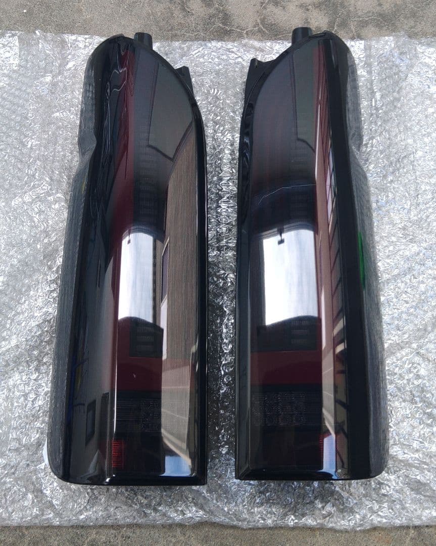 ハイエース　フルLEDスモークテール　ファイバー　シーケンシャル