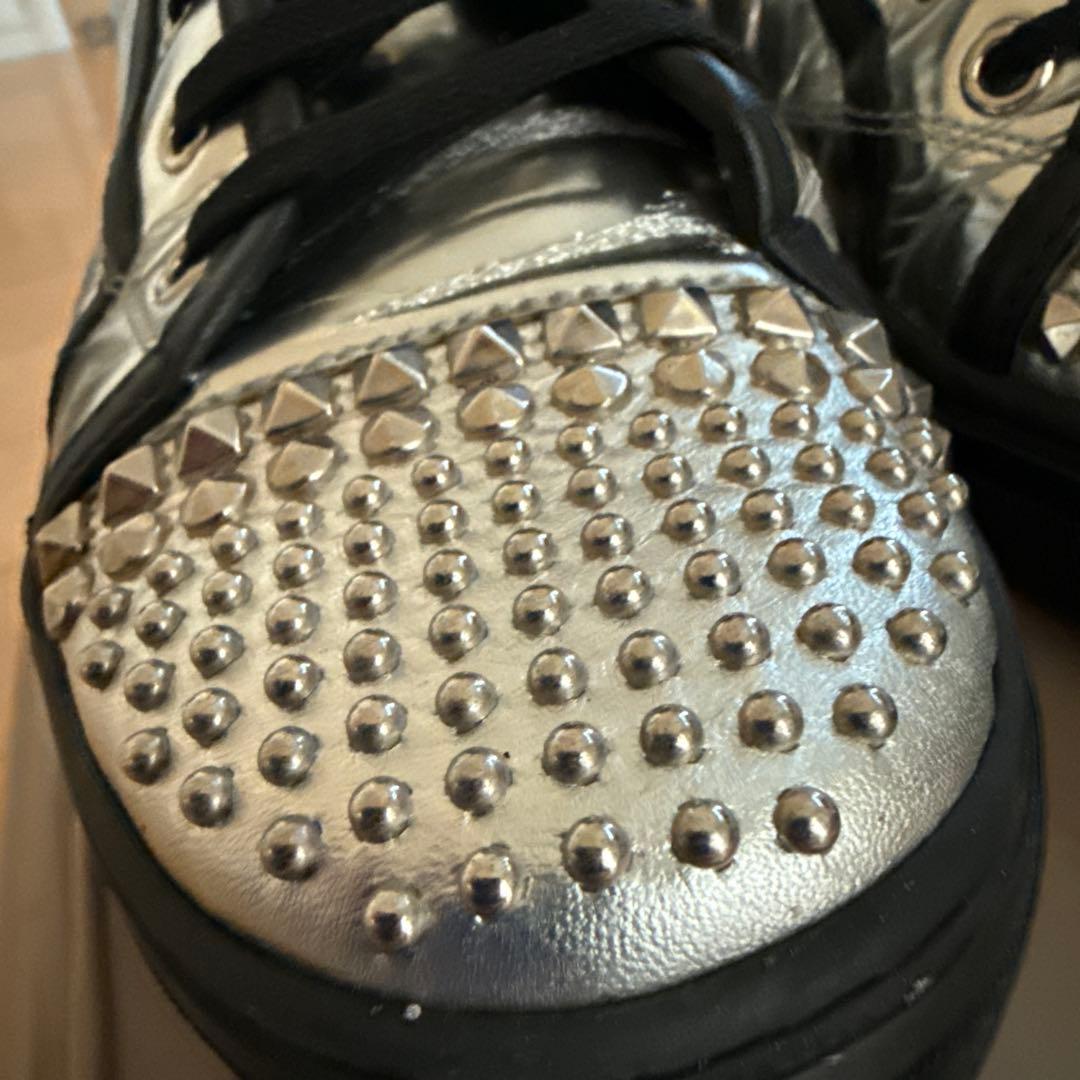 GUCCI（グッチ）シルバーレザーのスタッズ付きハイカットスニーカー23.5cm