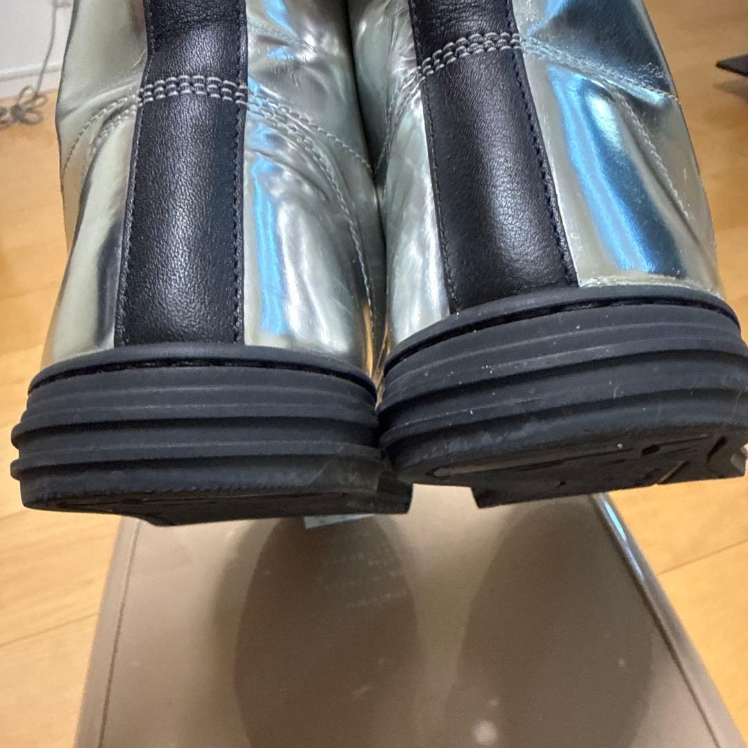 GUCCI（グッチ）シルバーレザーのスタッズ付きハイカットスニーカー23.5cm