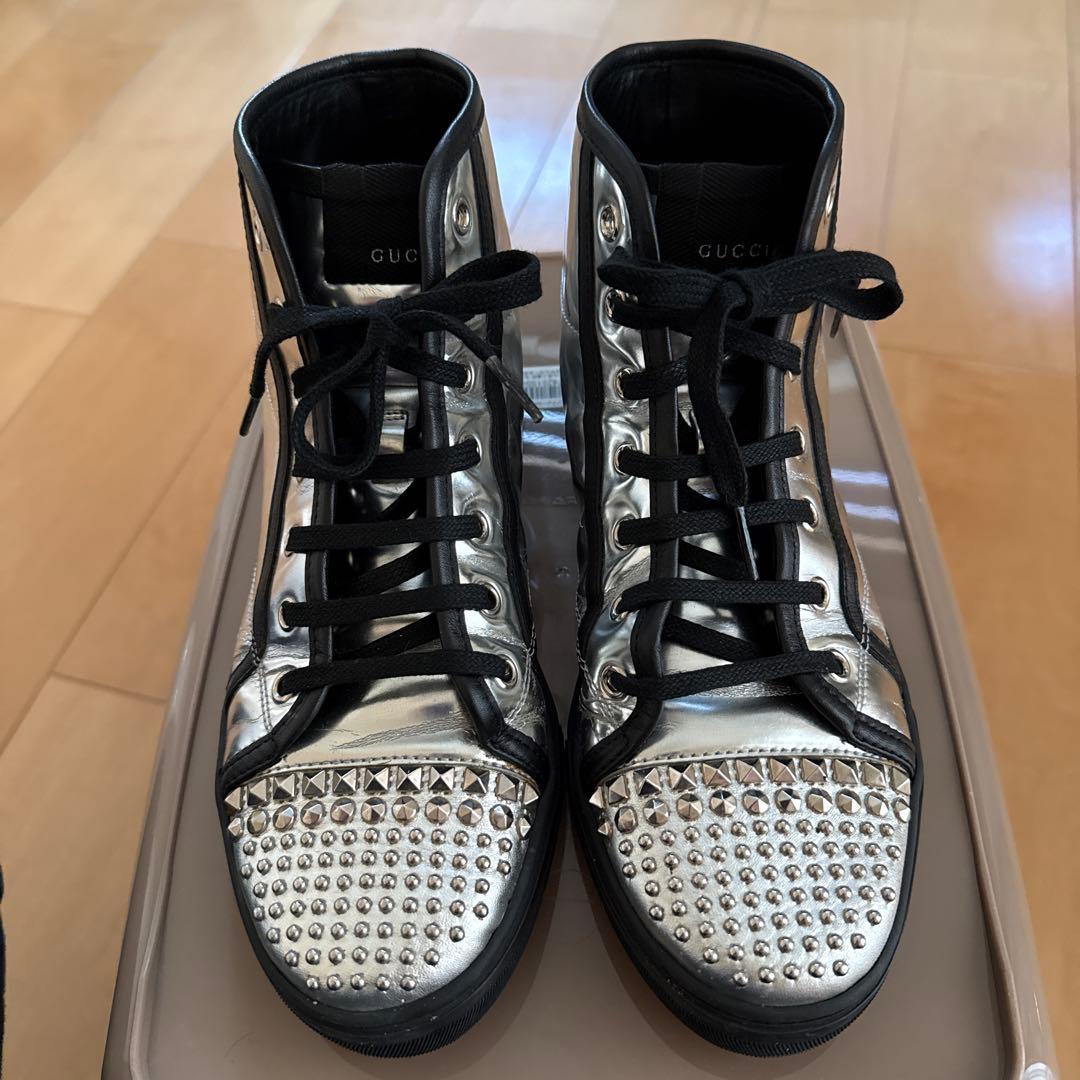 GUCCI（グッチ）シルバーレザーのスタッズ付きハイカットスニーカー23.5cm
