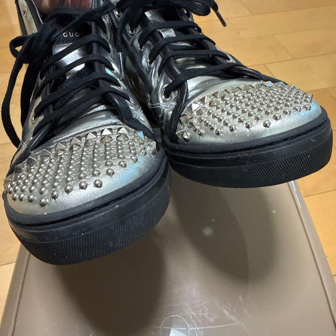 GUCCI（グッチ）シルバーレザーのスタッズ付きハイカットスニーカー23.5cm