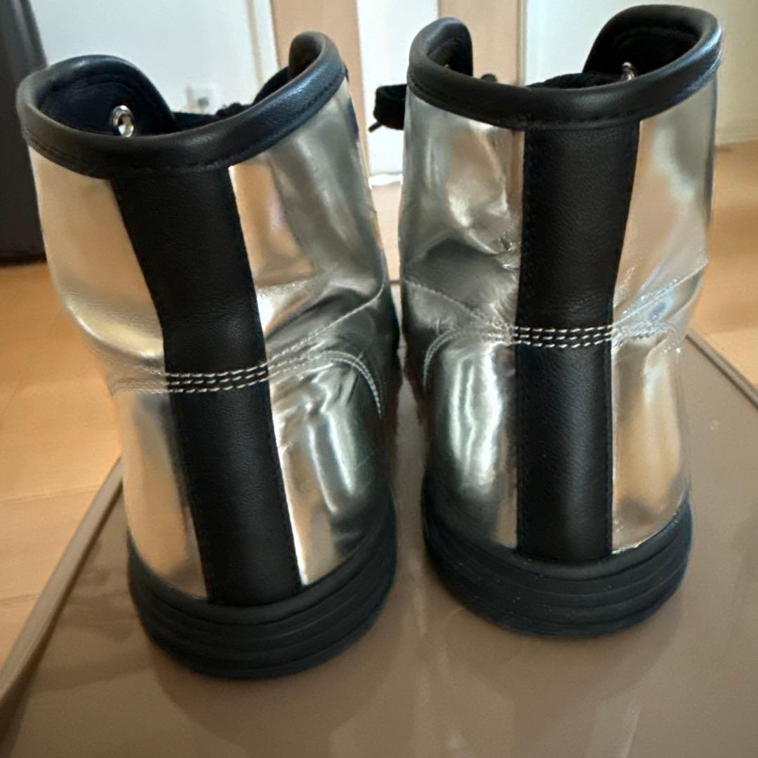 GUCCI（グッチ）シルバーレザーのスタッズ付きハイカットスニーカー23.5cm