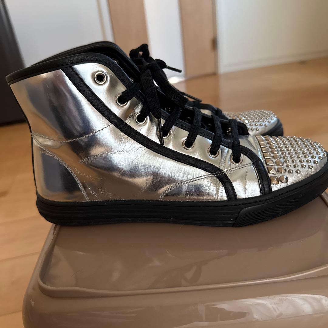 GUCCI（グッチ）シルバーレザーのスタッズ付きハイカットスニーカー23.5cm
