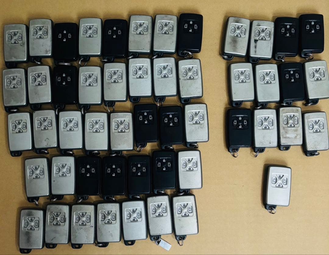 トヨタ純正スマートキー (*合計51個) 13個は電池切れてます。