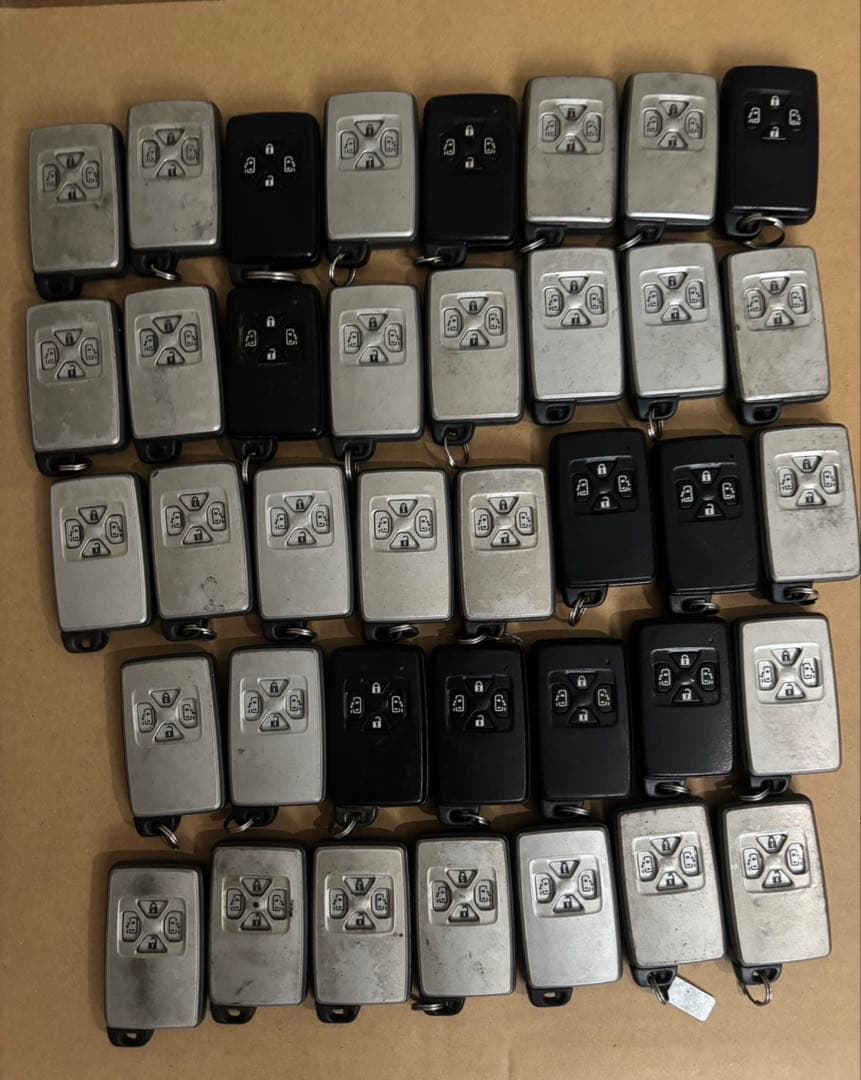 トヨタ純正スマートキー (*合計51個) 13個は電池切れてます。