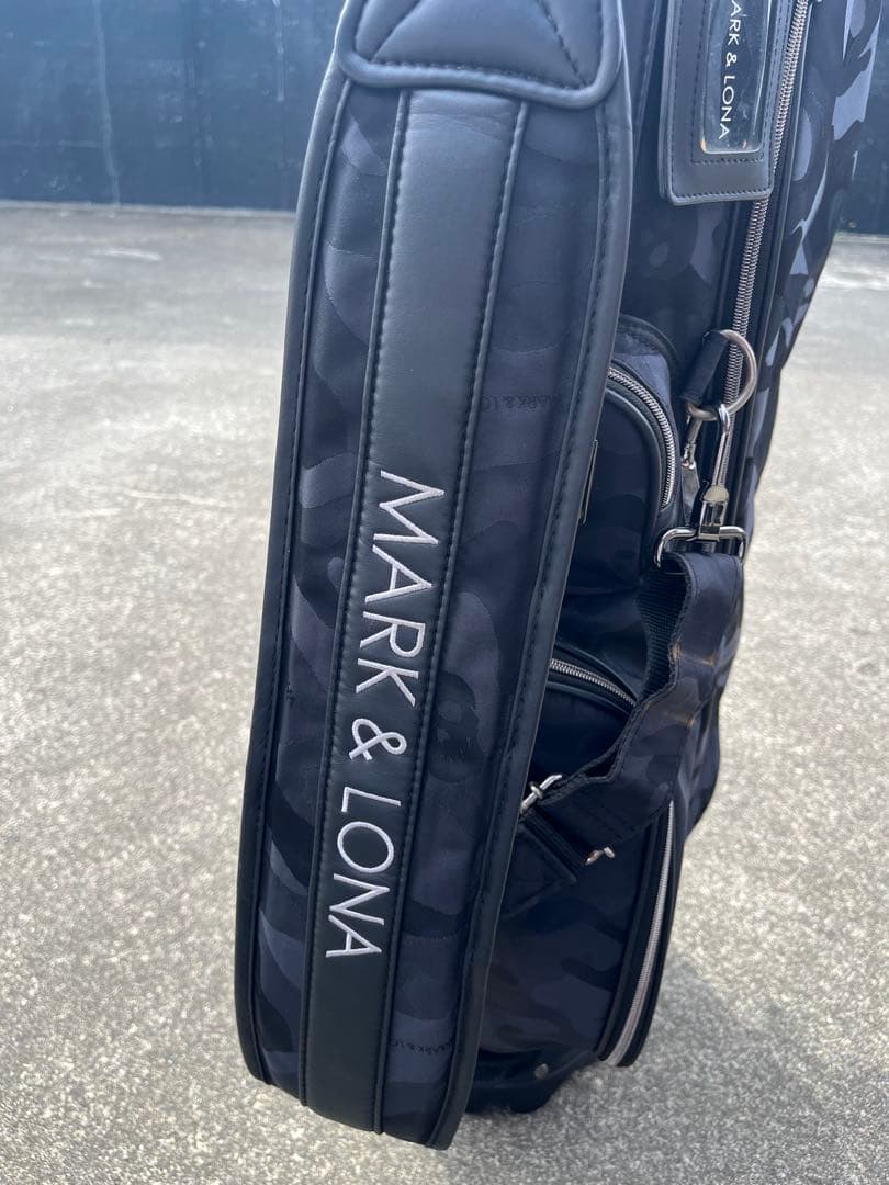 マークアンドロナ　キャディバッグ　ブラックカモ