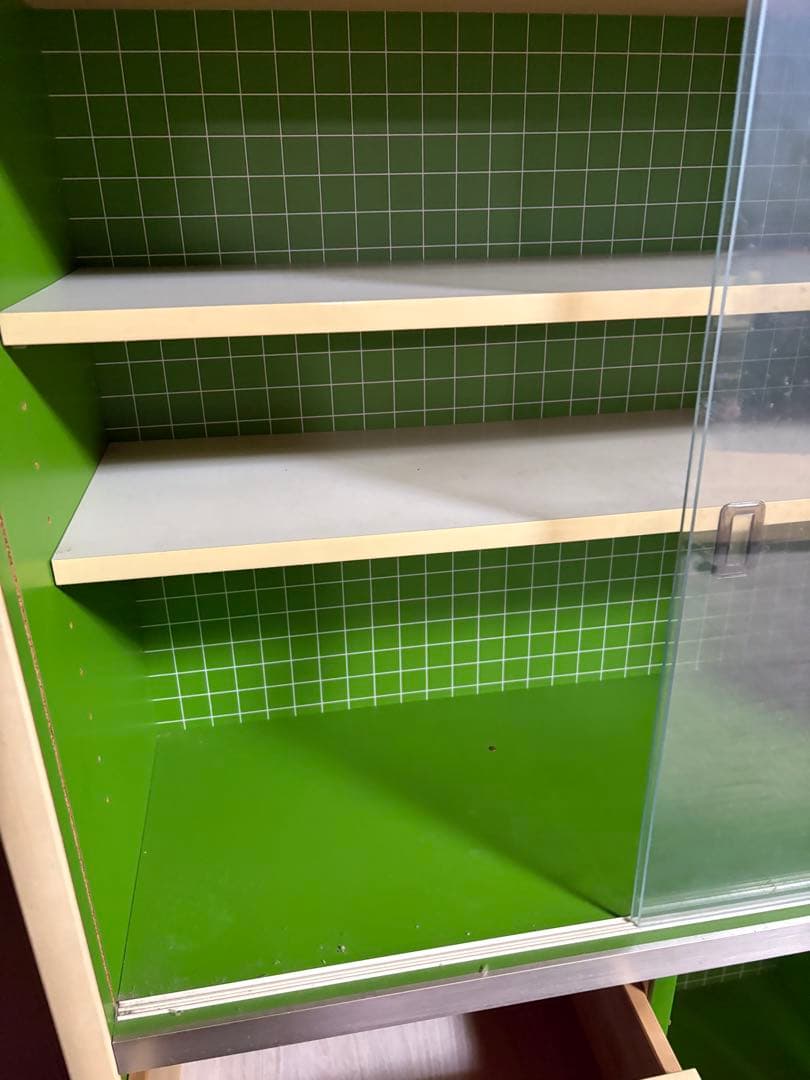 レトロ 緑色 食器棚 ガラス扉付き