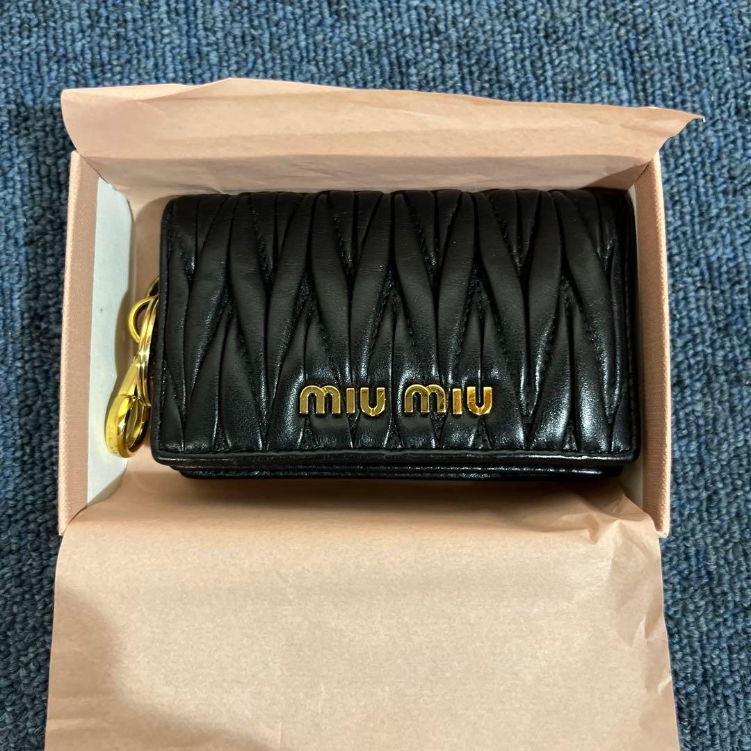 ミュウミュウ カードケース 名刺入れ マテラッセ ロゴ金具 レザー 黒