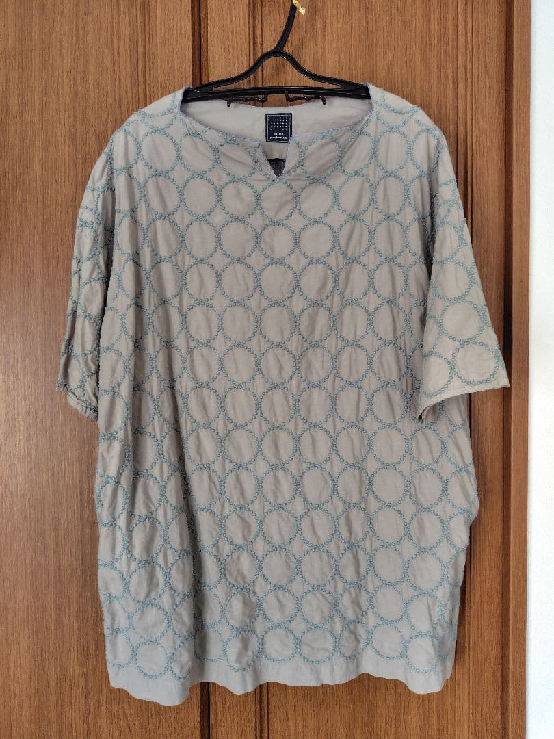 mina perhonen 半袖トップス ベージュに水色のタンバリン