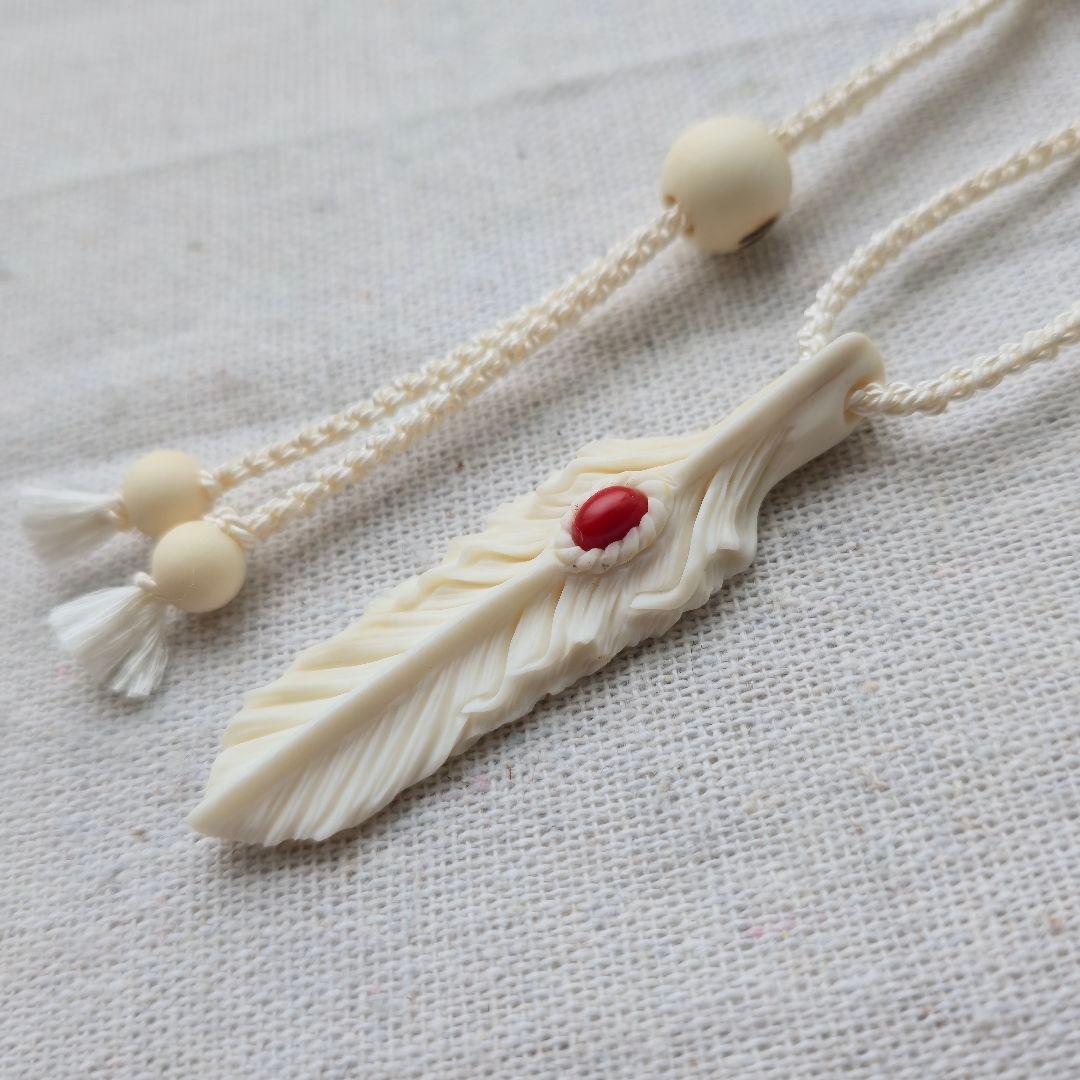 鹿の角 赤珊瑚のフェザーペンダント