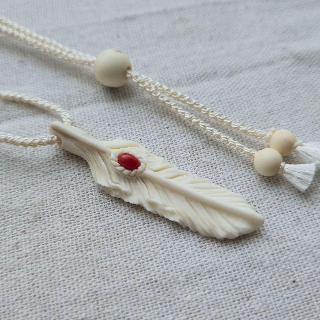 鹿の角 赤珊瑚のフェザーペンダント