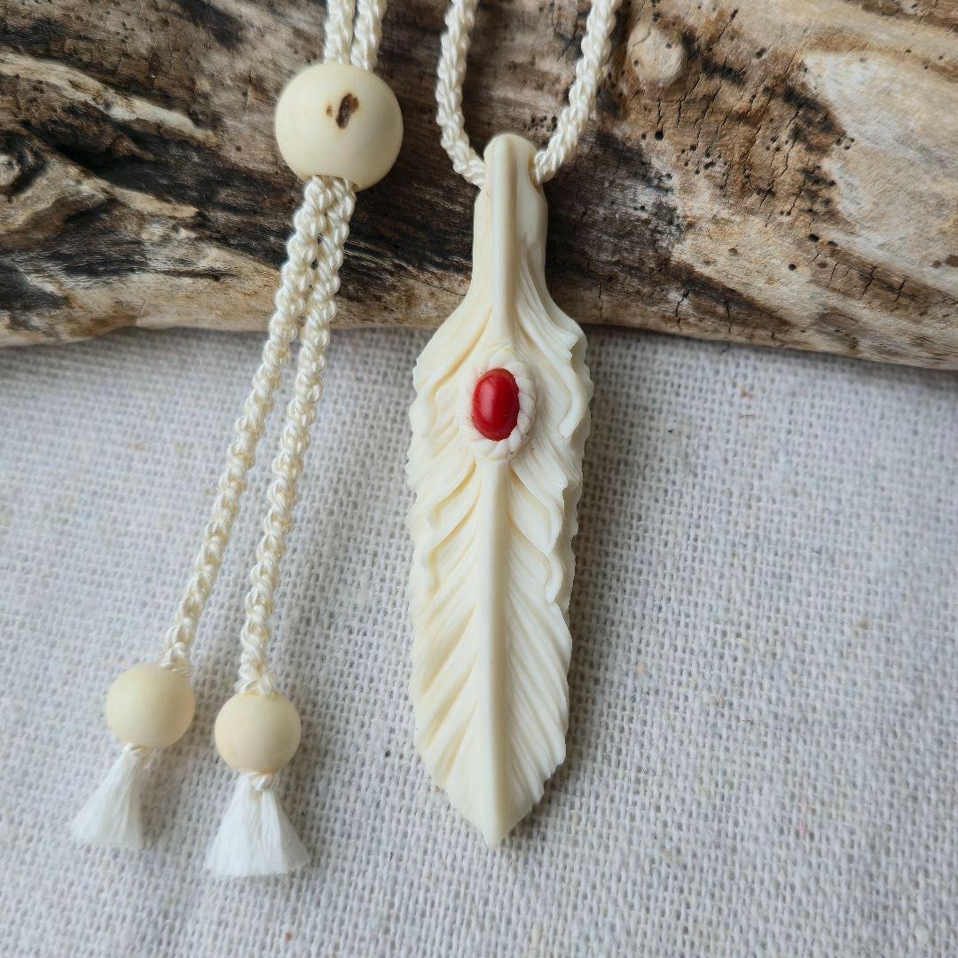 鹿の角 赤珊瑚のフェザーペンダント