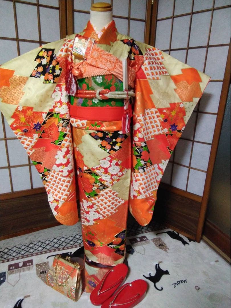 ichiyo です。7歳向け・正絹・お着物のセット・目立たない汚れあり