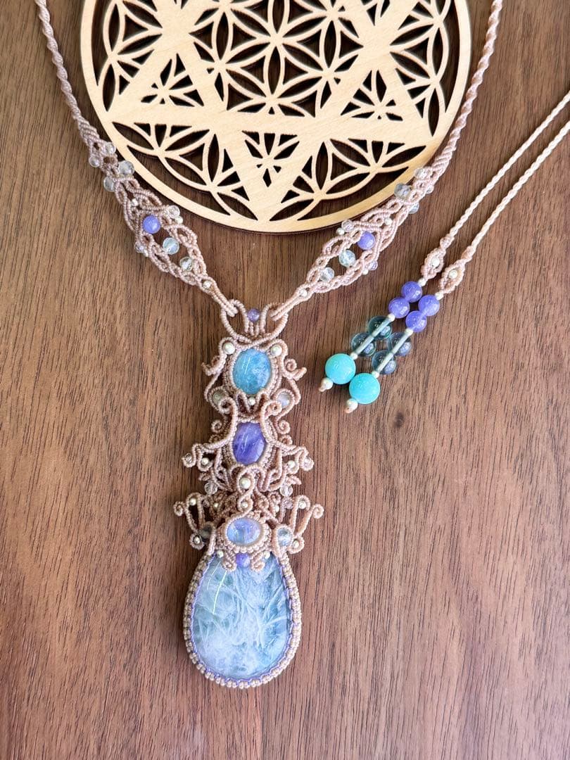 エンジェルフェザーフローライトマクラメ編みネックレス♡希少2色ハックマナイト使用