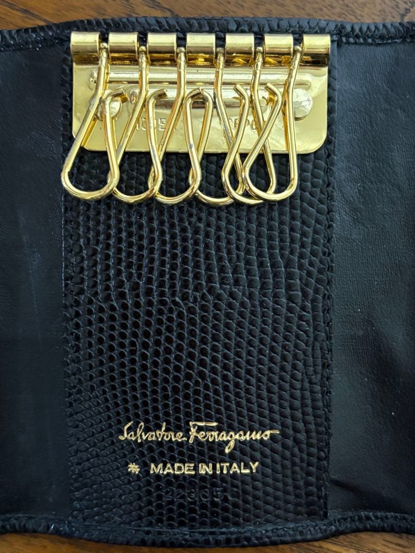 フェラガモ　新品　キーケース　黒