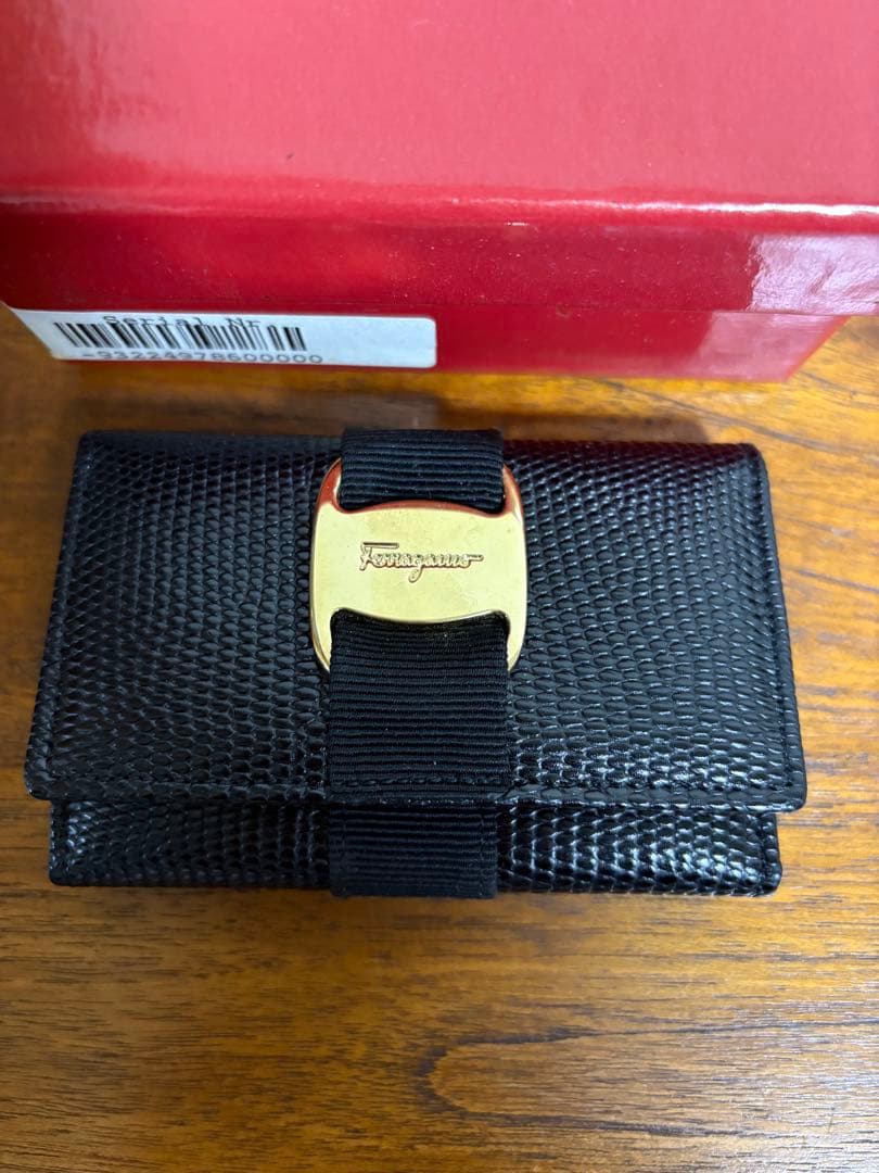 フェラガモ　新品　キーケース　黒