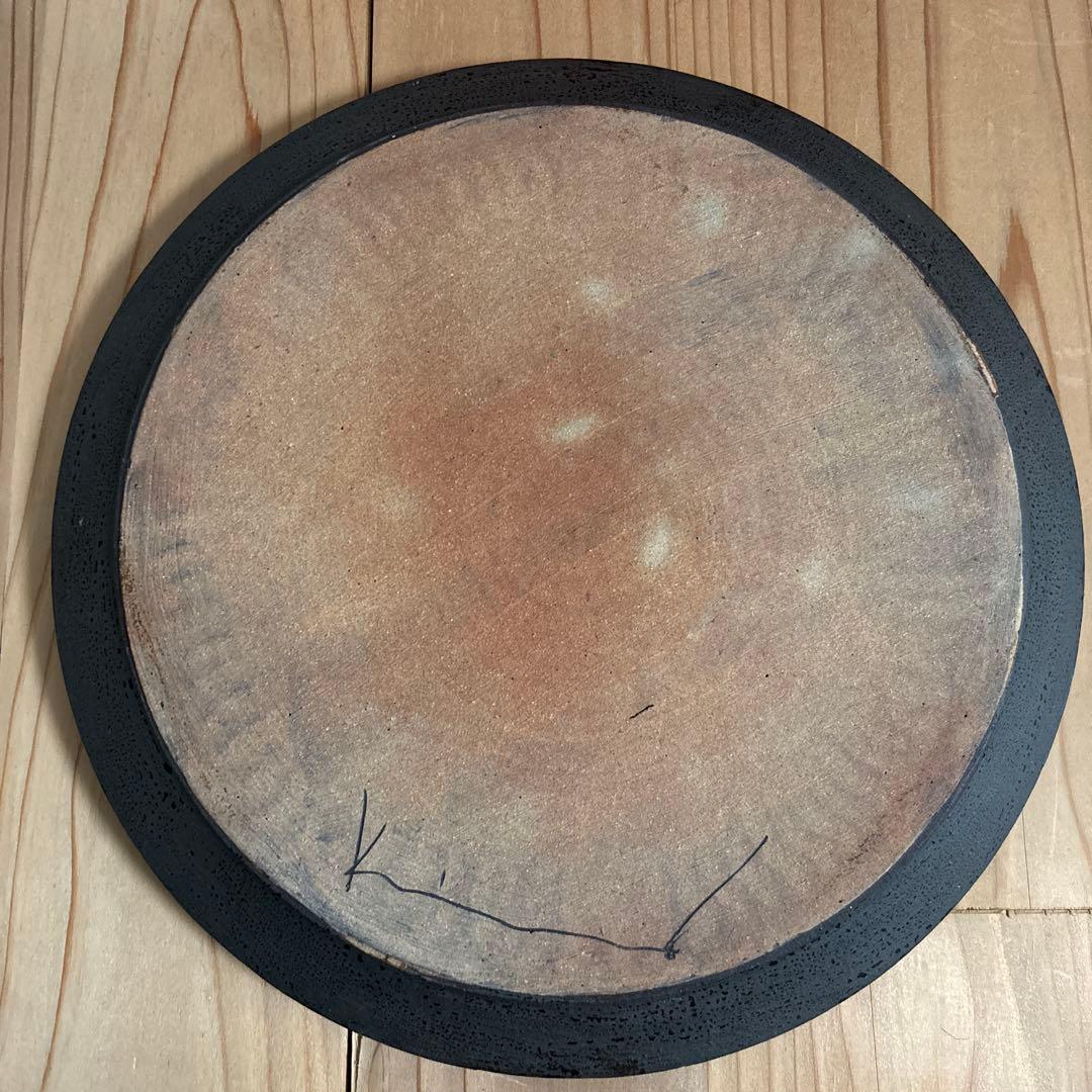 黒の陶器製円形プレート kei condo