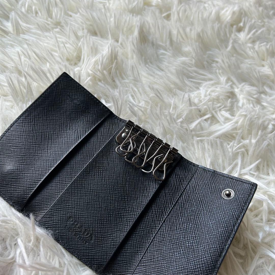 現行✨美品 プラダ サフィアーノレザー 6連 金具ロゴ キーケース