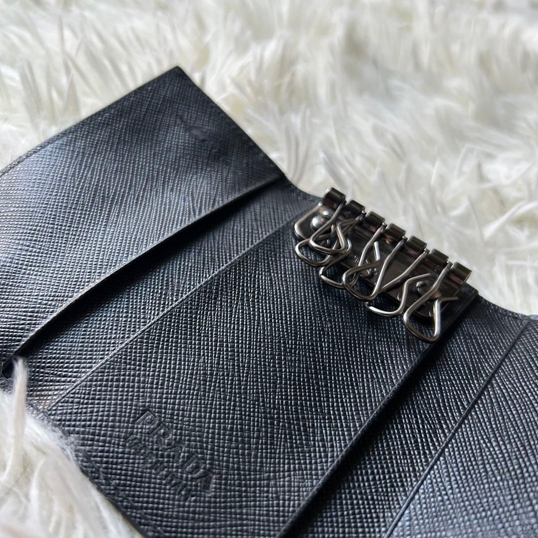 現行✨美品 プラダ サフィアーノレザー 6連 金具ロゴ キーケース