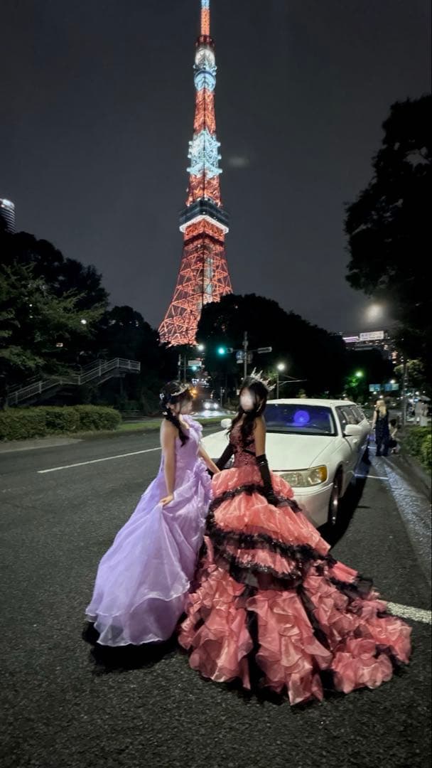 ピンクと黒のフリルドレス