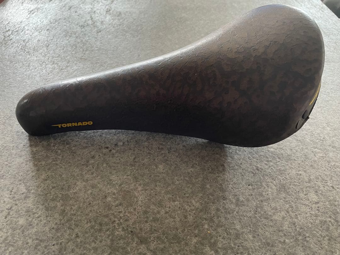 Iscaselle tornado イスカセラ サドル campagnolo