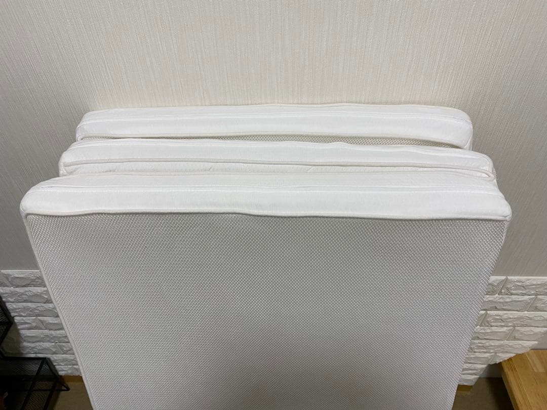 アイリスオーヤマ　エアリーマットレス　ハイグレード　セミダブル　三つ折り　白