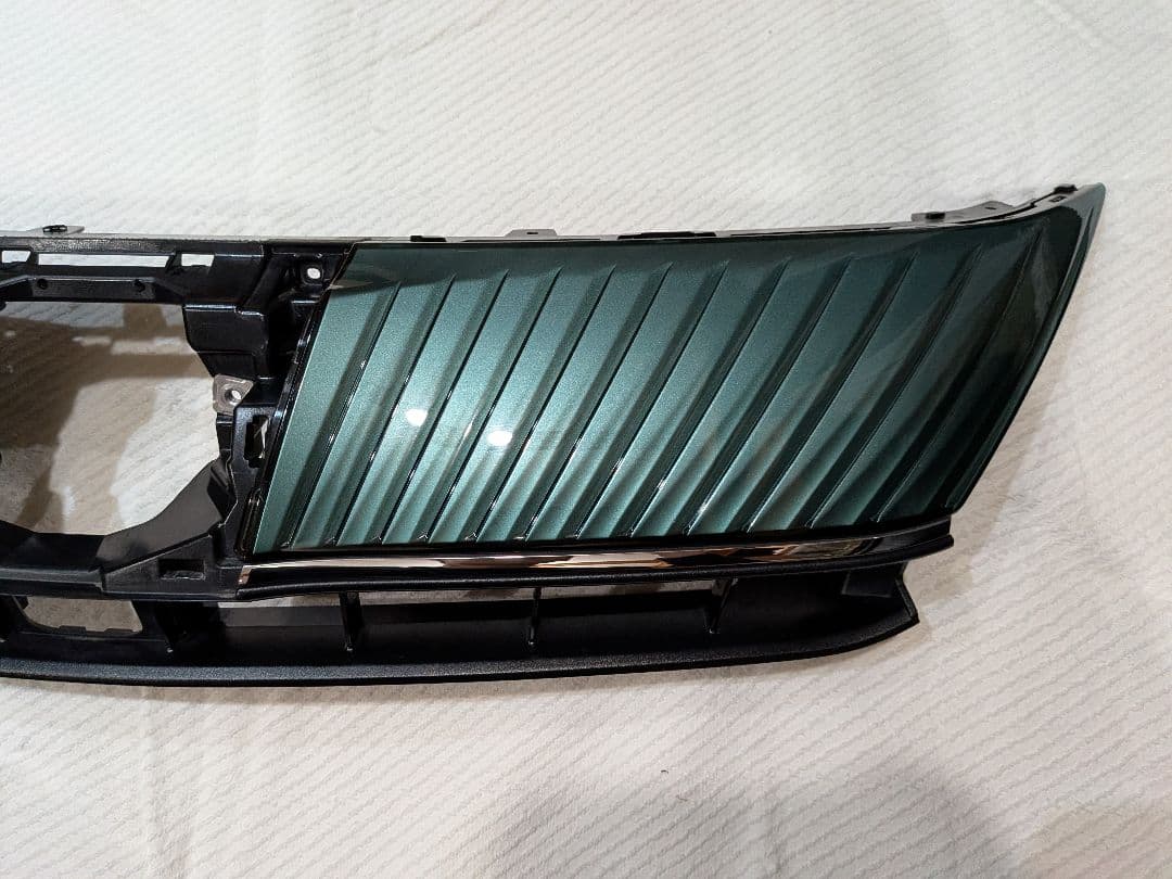 60ハリアー後期　ラジエーターグリル中古