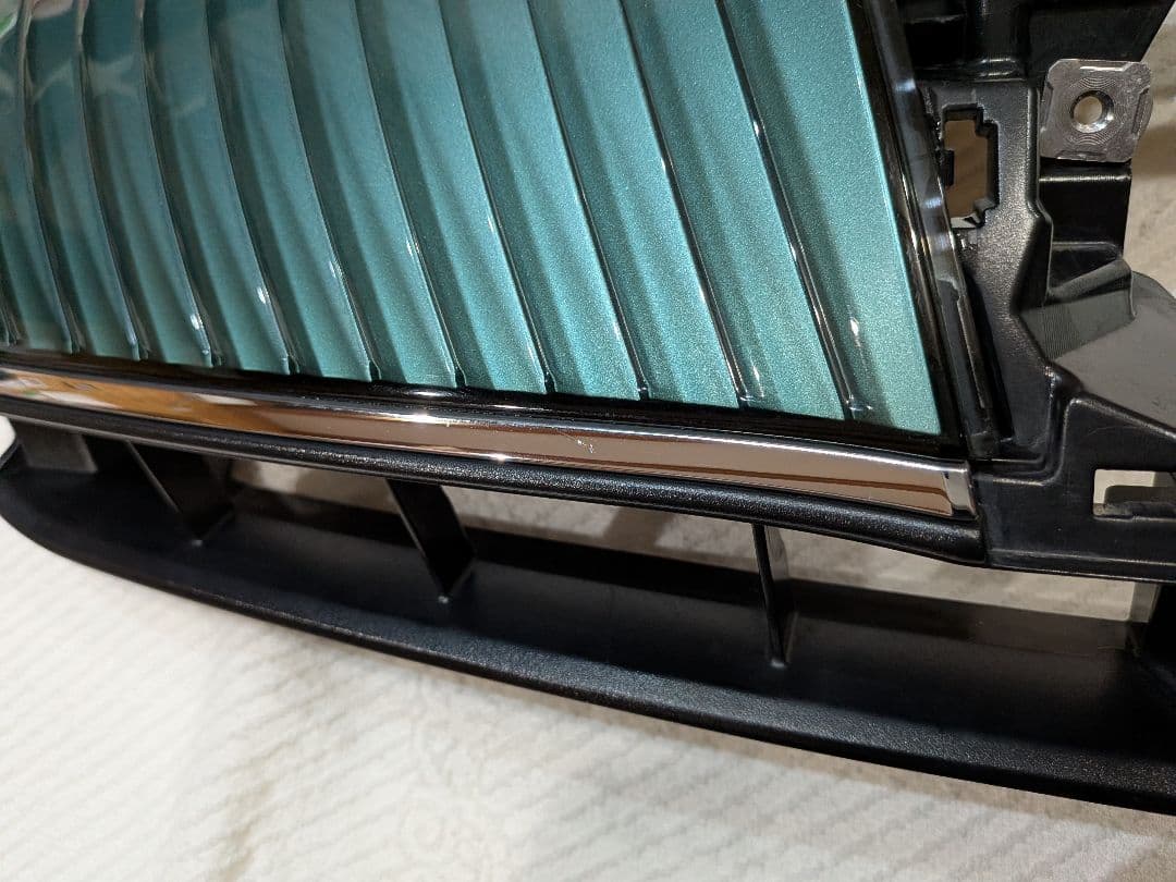 60ハリアー後期　ラジエーターグリル中古