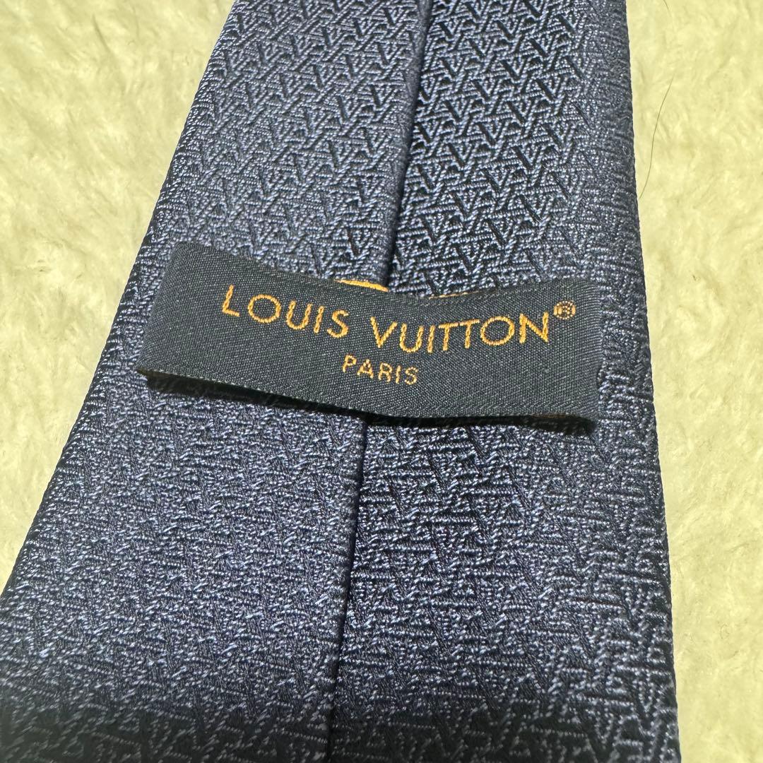 現行品！！ルイヴィトン　ネクタイ　クラヴァット　LVロゴ　総柄　シルク100%