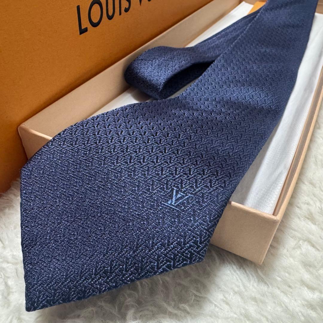 現行品！！ルイヴィトン　ネクタイ　クラヴァット　LVロゴ　総柄　シルク100%