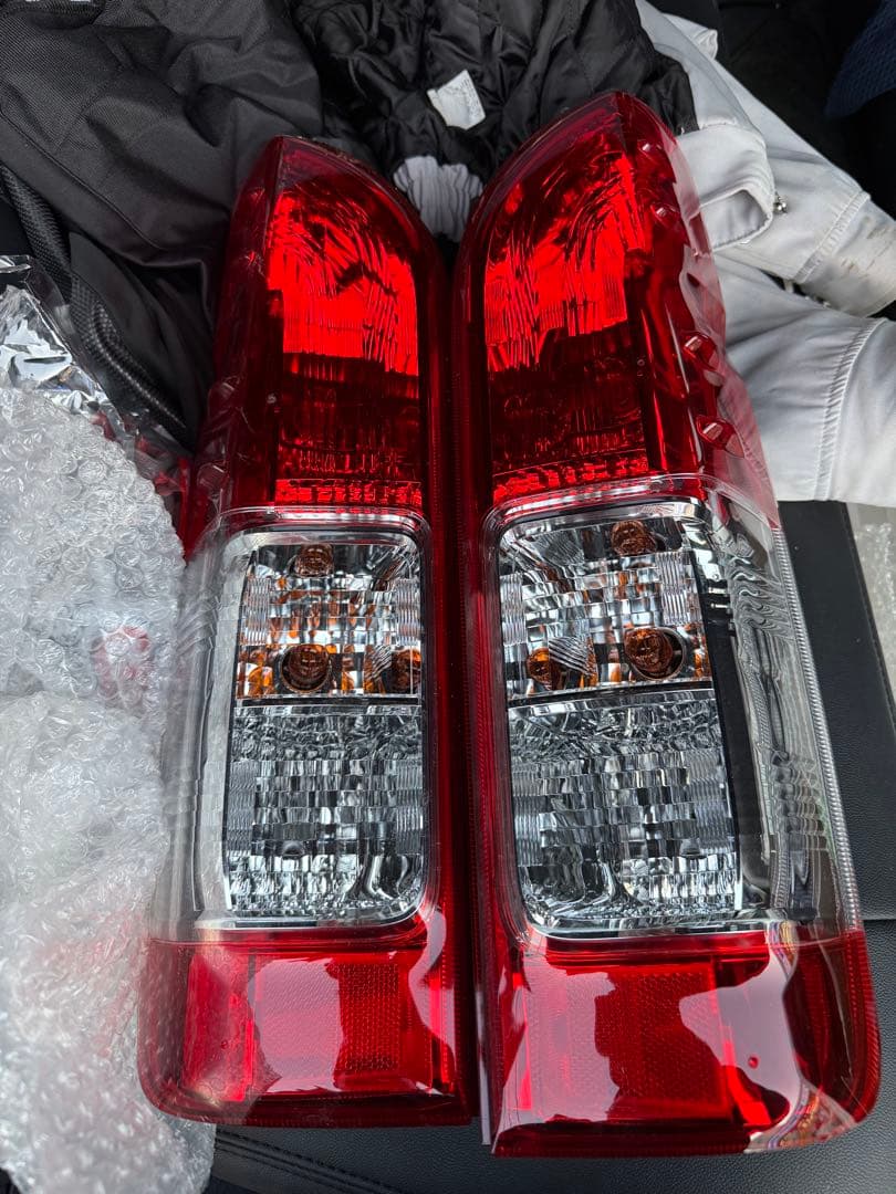 ハイエース　純正テールランプ