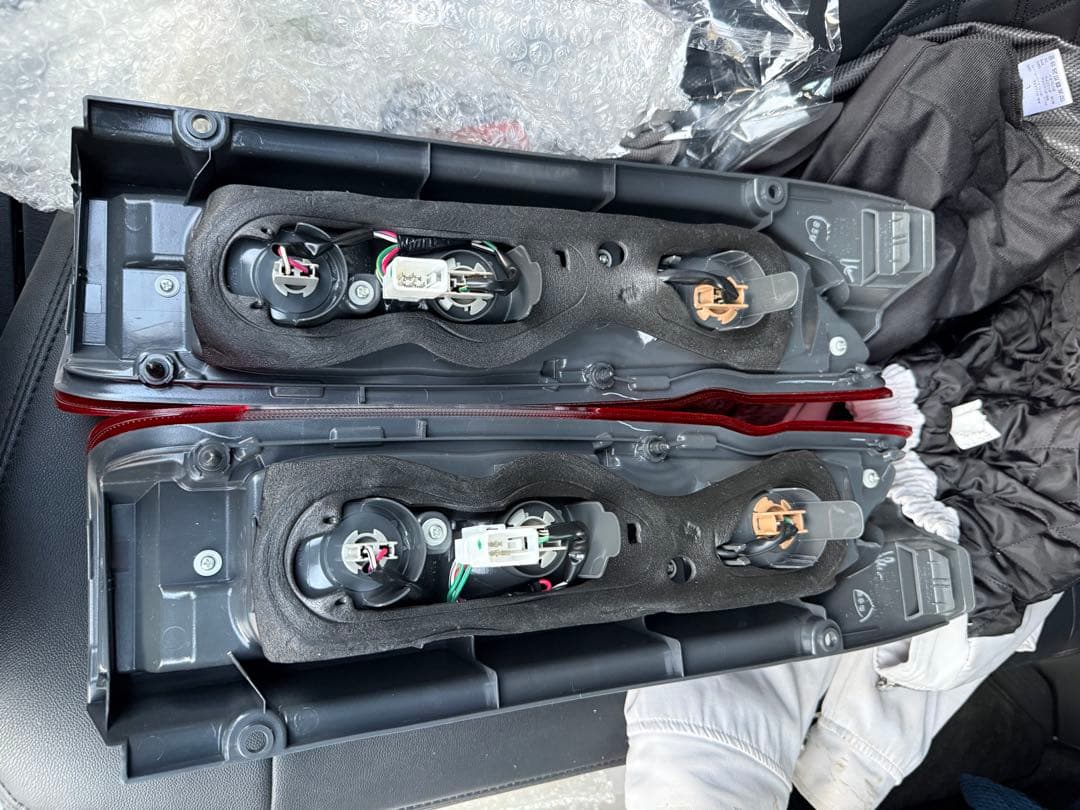 ハイエース　純正テールランプ