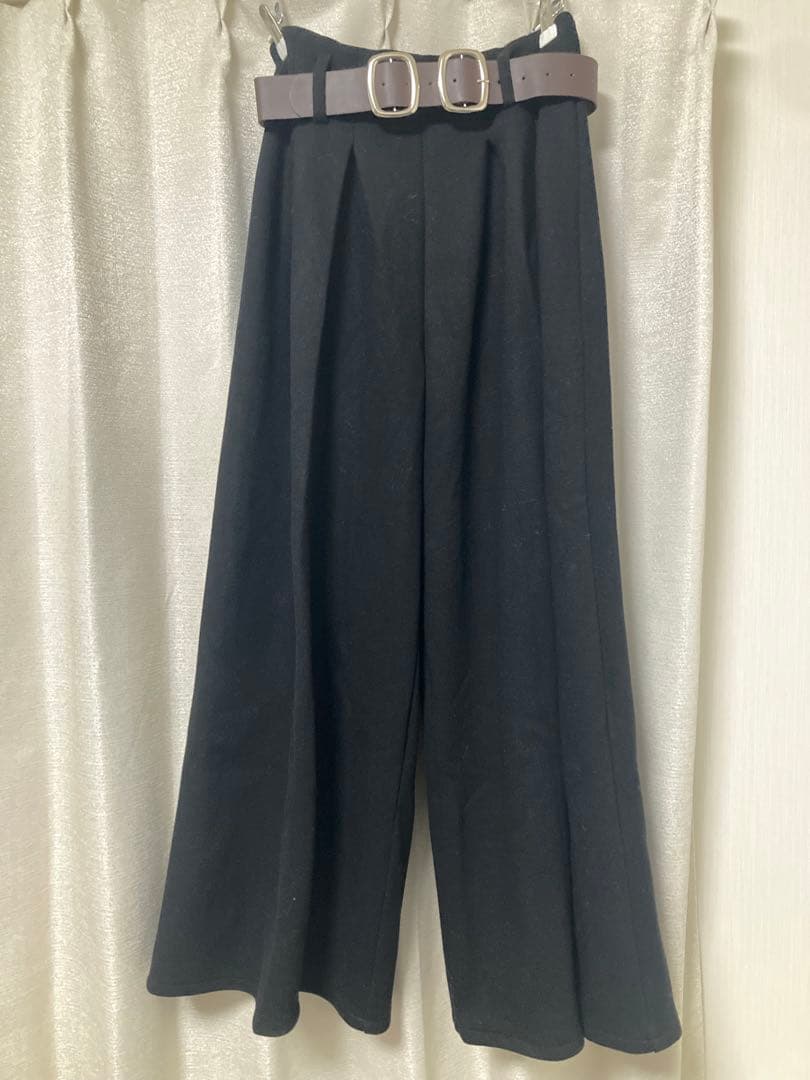 ハイネックボアブルゾン+フェイクレザー太ベルト付きタックワイドパンツ