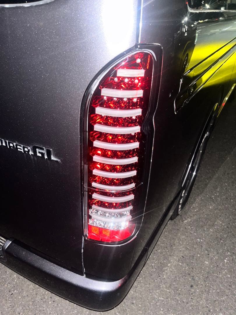 200系ハイエース　社外　テールランプ