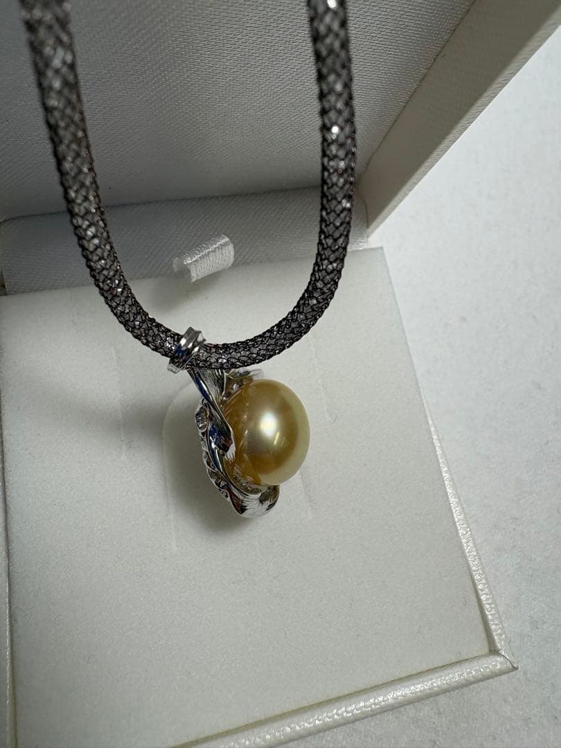 南洋ゴールド真珠の花形ペンダント ネックレス　シルバー　メッシュ