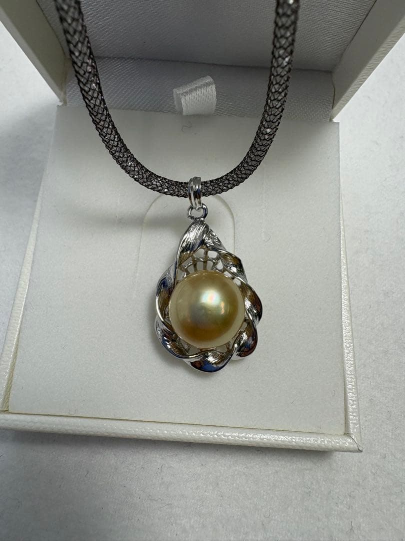 南洋ゴールド真珠の花形ペンダント ネックレス　シルバー　メッシュ