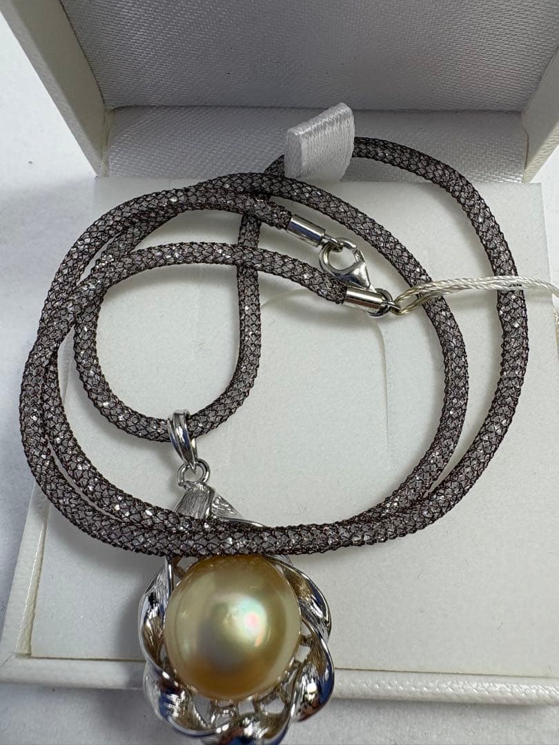 南洋ゴールド真珠の花形ペンダント ネックレス　シルバー　メッシュ