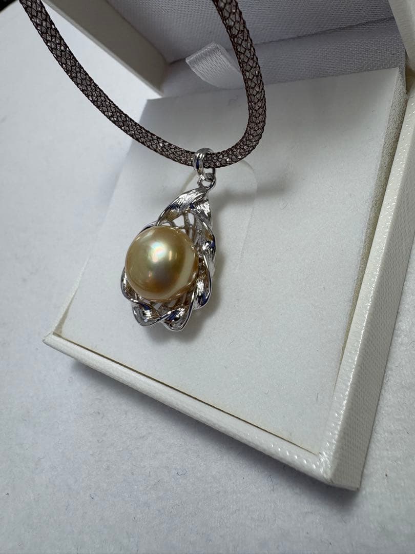南洋ゴールド真珠の花形ペンダント ネックレス　シルバー　メッシュ