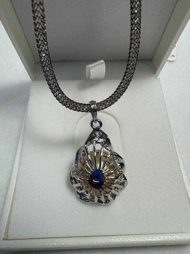 南洋ゴールド真珠の花形ペンダント ネックレス　シルバー　メッシュ