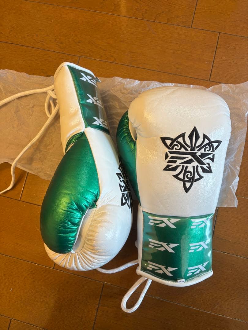 ボクシング グローブ 緑と白 トライバルデザイン 10oz 入手困難 超希少