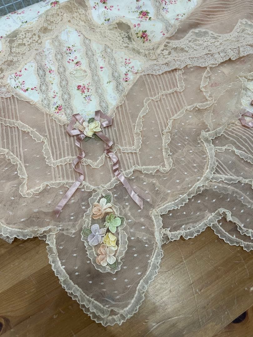 新品未使用さえらアキアカネ花柄レース付きマルチカバーテーブルクロス180×180