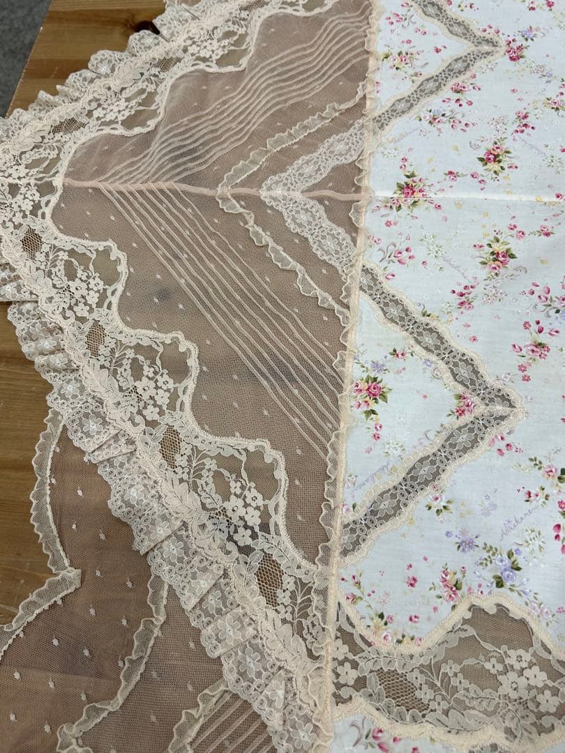 新品未使用さえらアキアカネ花柄レース付きマルチカバーテーブルクロス180×180