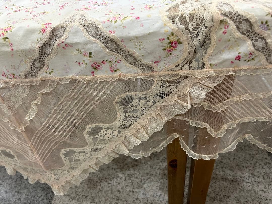 新品未使用さえらアキアカネ花柄レース付きマルチカバーテーブルクロス180×180