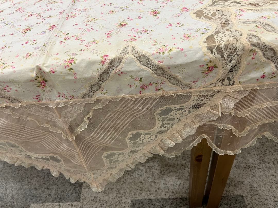 新品未使用さえらアキアカネ花柄レース付きマルチカバーテーブルクロス180×180