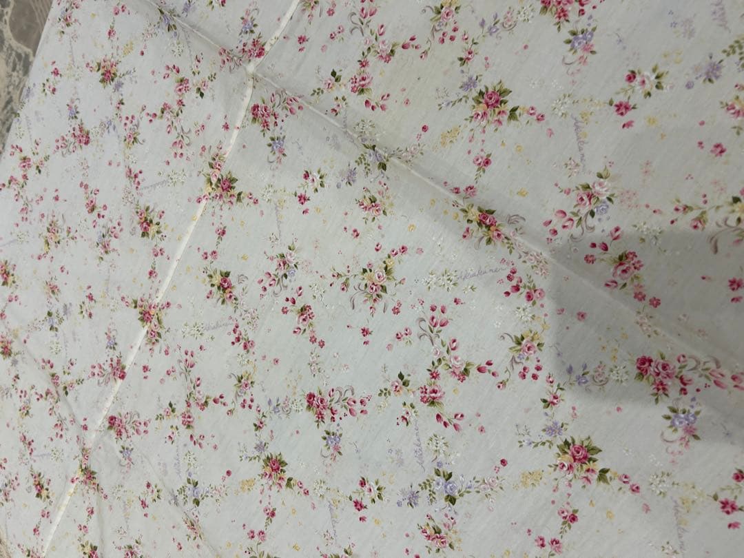 新品未使用さえらアキアカネ花柄レース付きマルチカバーテーブルクロス180×180